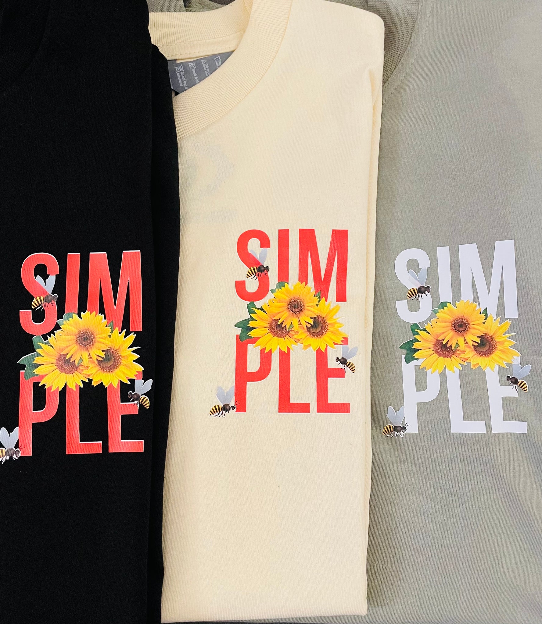 SIMPLE THINGS GRAPHIC TEE